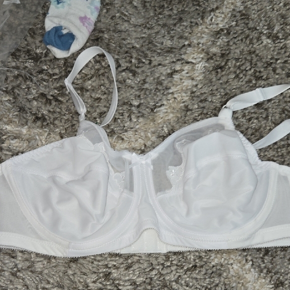 Bali White Full-Coverage Bra with Underwire and Adjustable Straps - Picture 1 of 6